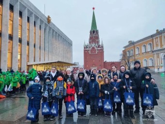 Дети сотрудников МЧС России из приграничных и новых регионов посетили Кремлёвскую ёлку