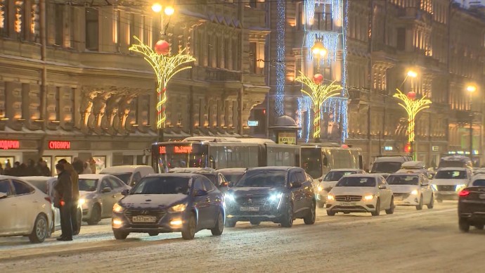Александр Беглов: Дорожным службам удалось обеспечить бесперебойную работу петербургского транспорта в условиях снегопадов