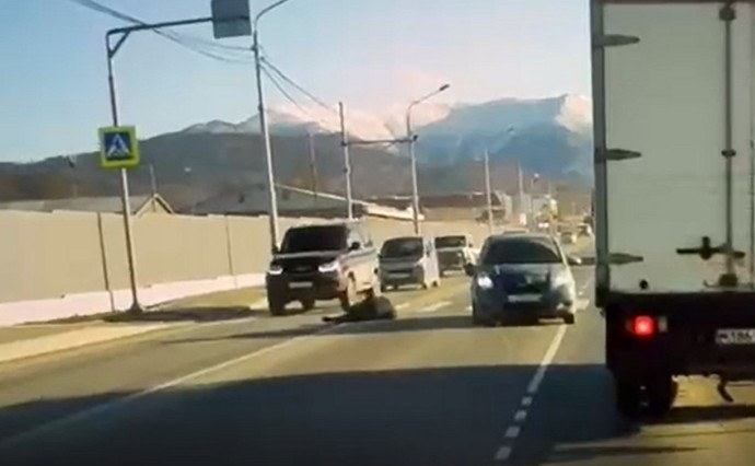"За рулем был бесправник": появилось видео с моментом ДТП в Южно-Сахалинске, где сбили мужчину на "зебре"