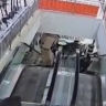 В Находке покупатель раздавил на эскалаторе телевизор за 250 тысяч рублей сразу после покупки