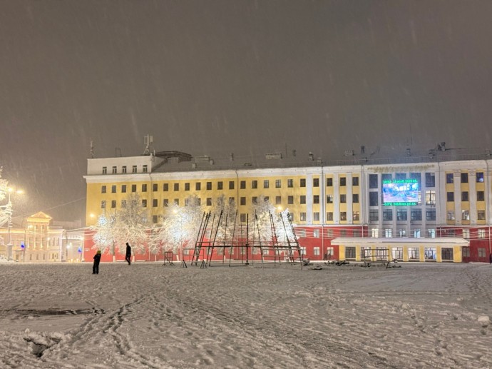 В Кирове начали украшать Театральную площадь В Кирове начали украшать Театральную площадь