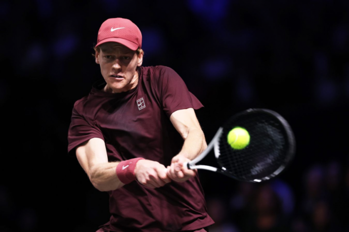 12 побед подряд: Синнер доминирует в противостоянии с Де Минором перед полуфиналом Итогового турнира