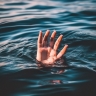 В Индонезии туристка захлебнулась в воде, пытаясь сделать фото на пляже