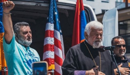 Армяне в США назвали Пашиняна «наполовину азербайджанцем»: акция протеста в Глендейле