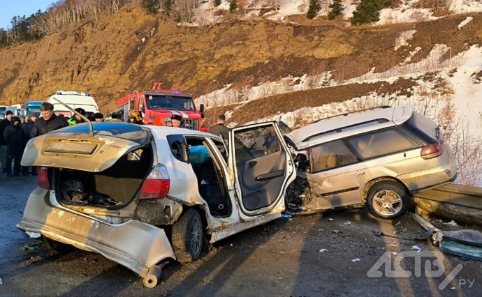 Стали известны обстоятельства страшного ДТП на Сахалине: Honda Fit вылетела на встречную полосу