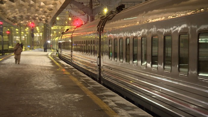 Поезд «Таврия» отправился в праздничный рейс из Петербурга в Севастополь: шесть лет назад он первым прошел по Крымскому мосту