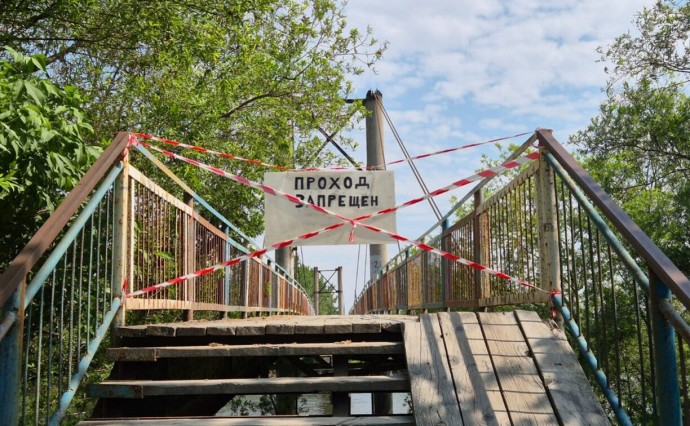 В Аниве закрыли на ремонт пешеходный мост через Лютогу