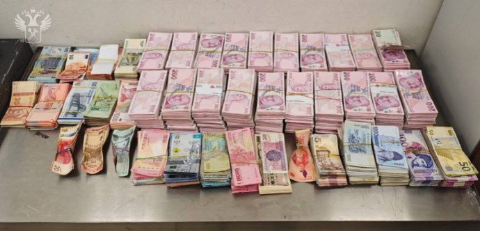 В Шереметьево задержали контрабандиста, у которого нашли около 100 тыс. долларов В Шереметьево задержали контрабандиста, у которого нашли около 100 тыс. долларов