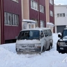 "К нам помощь не сможет попасть": въезд во двор в Южно-Сахалинске заблокировало застрявшее в снегу авто
