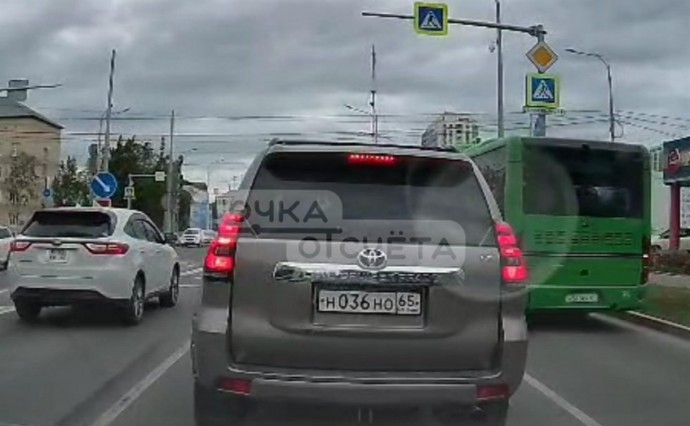 Автохам на “Прадике” едва не устроил ДТП, вылетев на "красный" в Южно-Сахалинске