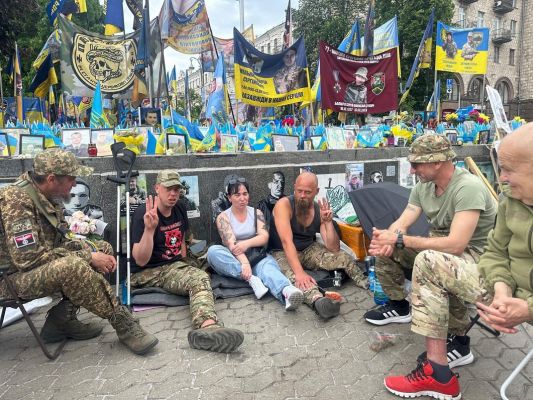 Латышский нацист объявил голодовку на майдане в Киеве