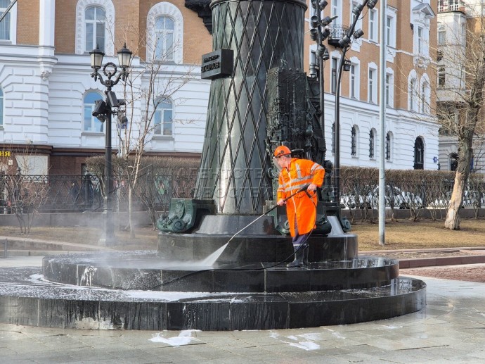 Более 1,1 тыс. памятников промоют в Москве после зимы
