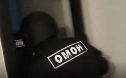 "ОМОН ворвался в квартиру": появилось видео задержания сахалинского лидера экстремистской организации