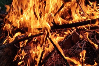 Пожары в Новгородской области уничтожили дома и баню