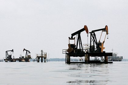 Восемь стран ОПЕК+ решили увеличить добычу нефти в декабре Восемь стран ОПЕК+ решили увеличить добычу нефти в декабре