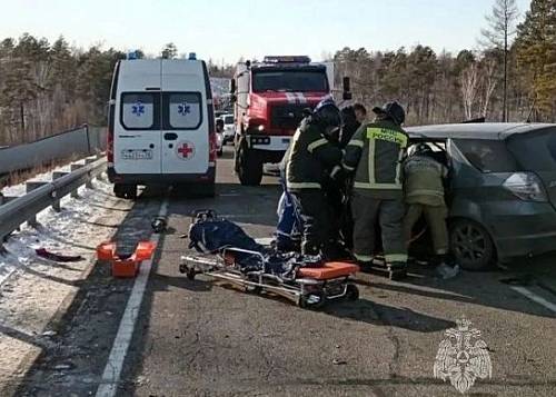 Грузовик и две легковушки жестко столкнулись в Приамурье