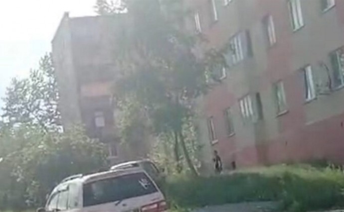 В Охе женщина погибла после падения с пятого этажа