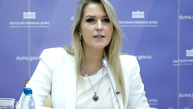 Яна Лантратова: идет информационная война за умы детей — государство обязано вмешаться и выстроить систему защиты Яна Лантратова: идет информационная война за умы детей — государство обязано вмешаться и выстроить систему защиты