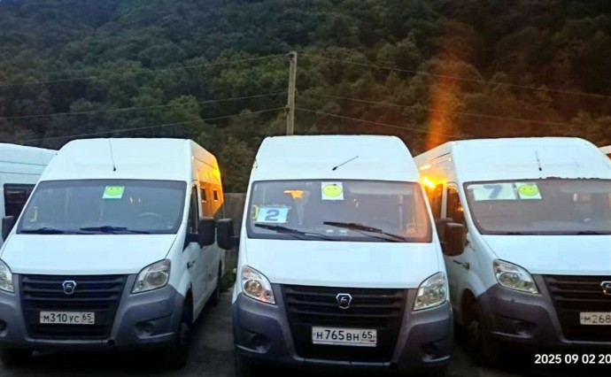 "В помощь младшеклассникам": в Холмске на общественных автобусах появились улыбающиеся смайлики