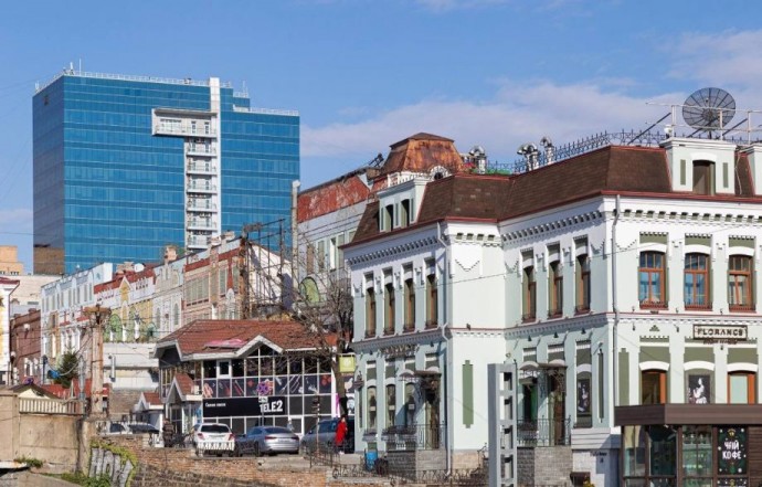 Черный дым повсюду. В центре Владивостока загорелся бар