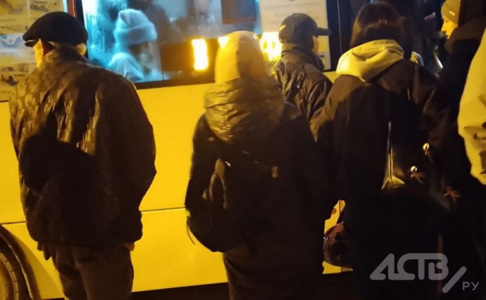 "Дети остались стоять на улице": жители Южно-Сахалинска обеспокоены перебоями на автобусном маршруте №9 "Дети остались стоять на улице": жители Южно-Сахалинска обеспокоены перебоями на автобусном маршруте №9