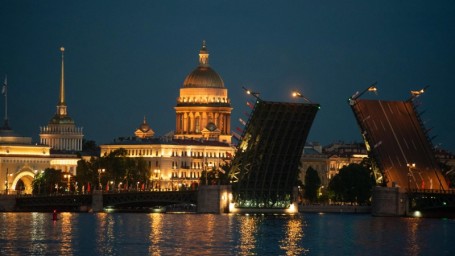 Шоу «Поющие мосты» в Петербурге посвятят памяти писателя Аркадия Стругацкого
