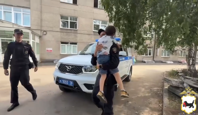 В Иркутске полицейские домчали в больницу малыша с аппендицитом