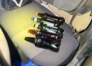 В Приамурье в иномарке нашли бутылки с гашишным маслом