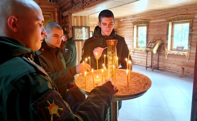 Военнослужащие ВВО на Сахалине приняли участие в литургии Военнослужащие ВВО на Сахалине приняли участие в литургии