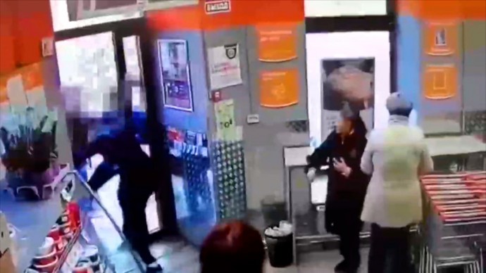 Сотрудника магазина на Заневском проспекте госпитализировали с ножевым ранением
