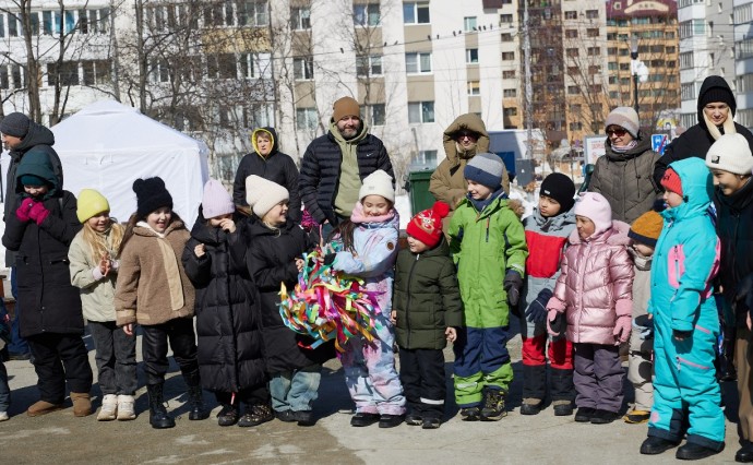 Жители Южно-Сахалинска провожают зиму с песнями, блинами и хороводами