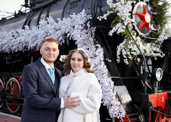 В Приамурье пара молодоженов пришла встретить ретропоезд «Победа»