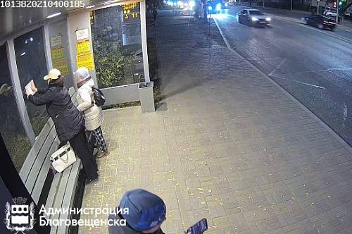 Автобусную остановку в Благовещенске снова испортили объявлениями Автобусную остановку в Благовещенске снова испортили объявлениями