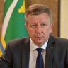 Чиновник с Кубани пытался сбежать от силовиков с золотыми костылями