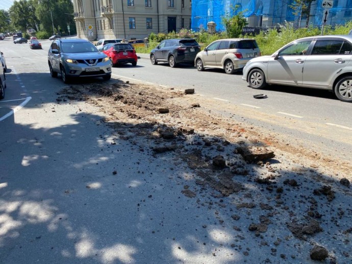 В центре Владивостока водитель фуры застал врасплох автомобилистов