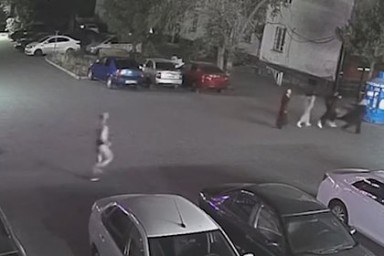 Мужчина в одних стрингах преследовал девушек в российском городе и попал на видео