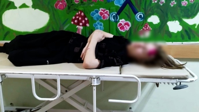 Подростка увезли в больницу с травмой головы после встречи с жителями дома в Шушарах