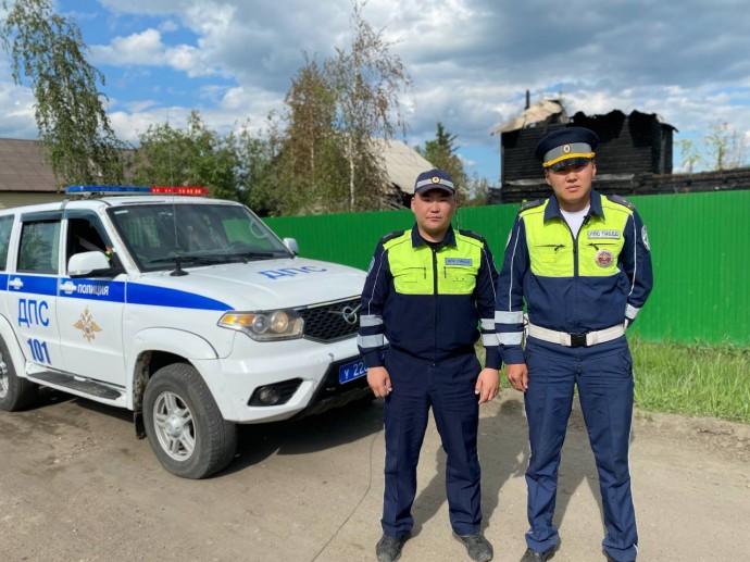 В Якутии полицейские спасли мужчину из горящего дома