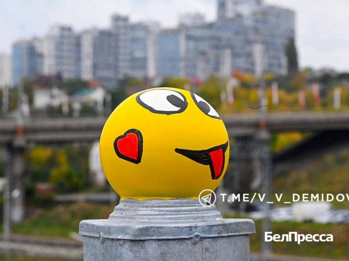 В Белгороде восстановили галерею из 142 смайлов на мосту у парка Победы В Белгороде восстановили галерею из 142 смайлов на мосту у парка Победы