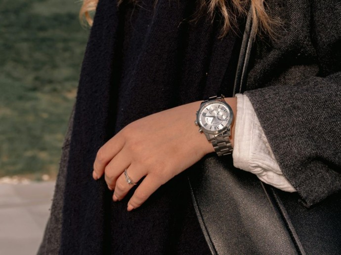Размещение часов поверх свитеров и перчаток стало трендом — Marie Claire
