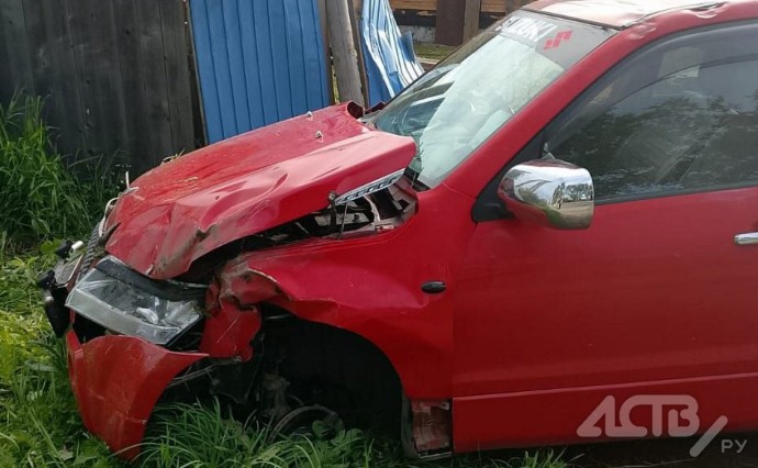 Спасатели вытаскивали молодого водителя из авто после ДТП в Тымовском