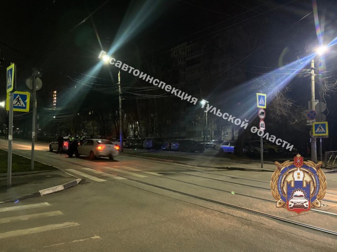 В Туле на улице Ф. Энгельса автомобиль сбил пешехода на переходе В Туле на улице Ф. Энгельса автомобиль сбил пешехода на переходе