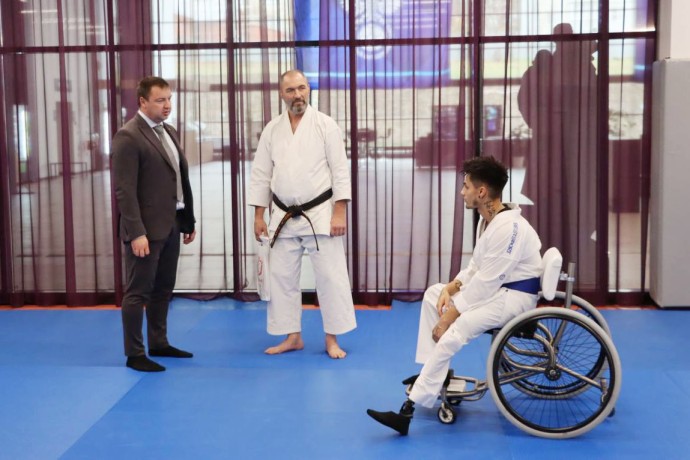 Ветеран СВО получил адаптивную коляску для занятий пара-карате Ветеран СВО получил адаптивную коляску для занятий пара-карате