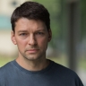 «Моя семейная жизнь безоблачна»: Даниил Страхов о фильмах, красоте и 25 годах брака. Как сейчас складывается карьера киношного красавца?