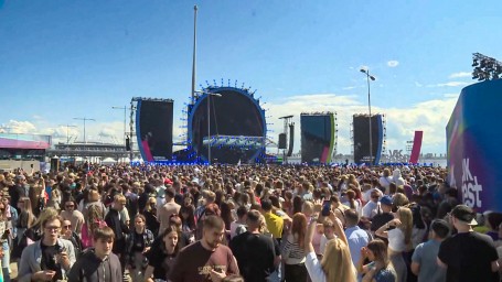 Песни известных артистов на побережье Финского залива: в Петербурге стартовал VK Fest