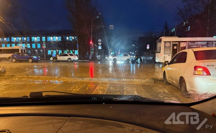 Автомобили в Южно-Сахалинске застревают в вырытой дорожниками яме Автомобили в Южно-Сахалинске застревают в вырытой дорожниками яме