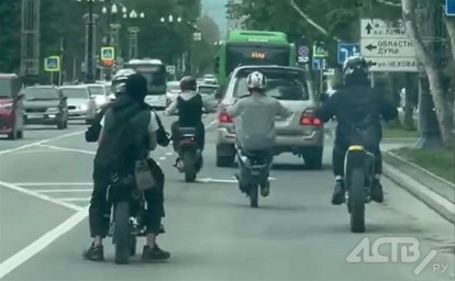 Бригада несовершеннолетних на мопедах промчалась по центру Южно-Сахалинска, гарцуя на заднем колесе
