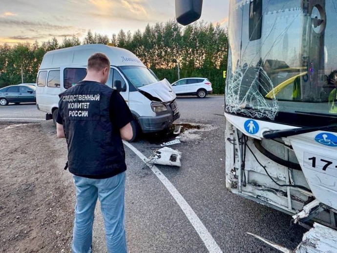 Под Кировом столкнулись маршрутка и пассажирский автобус