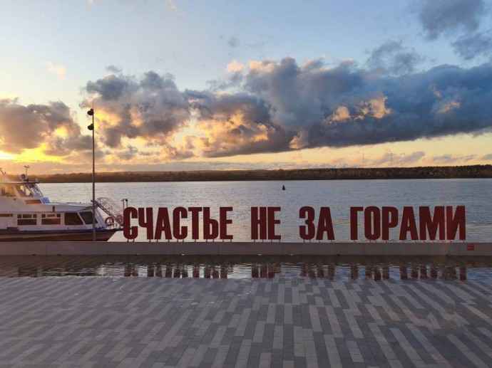 На площадку под арт-объектом "Счастье не за горами" в Перми зашла вода
