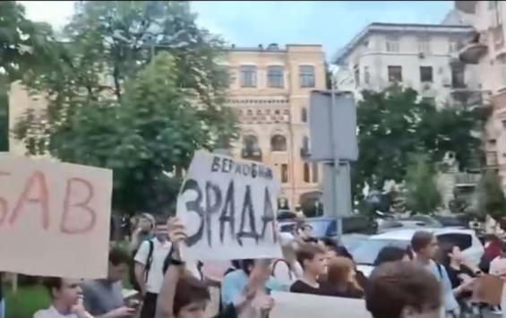 Зеленский подписал закон об ограничении полномочий антикоррупционных ведомств — в Киеве прошли протесты